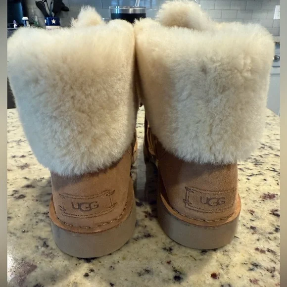 UGG Tan Boots with Cream Fur Lining - Picture 2 of 4